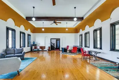 Image de Large 1-Br Living Rm Kitchen in a Monastery mansion in premier downtown Wheeling