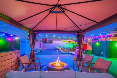 Image de Minutes to Old Town & Stadium, Hot Tub, Fire Pit, Pool, Bar, Gazebo, Sleeps 14