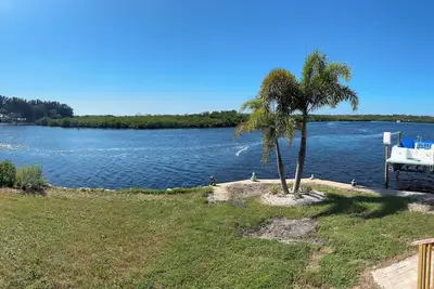 Image de Peaceful Point Palace on the river