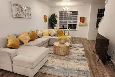 Image de Located close to city and mountains- 2-Br townhome with WiFi and Ac