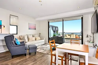 Image de Modern 2-Bed Apartment with Ocean Views and Parking