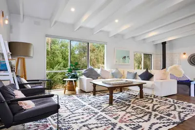 Image de Renovated 5 Bedroom Retreat with Deck Fireplace