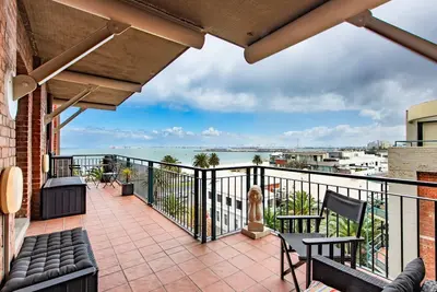 Image de Stunning Beachfront Converted Warehouse Apartment