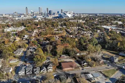 Image de Modern Oasis with Chic Interiors