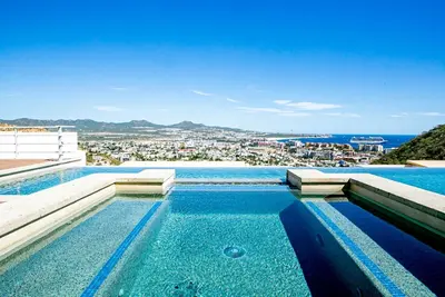 Image de As Seen on House Hunters Int'l - Incredible Condo