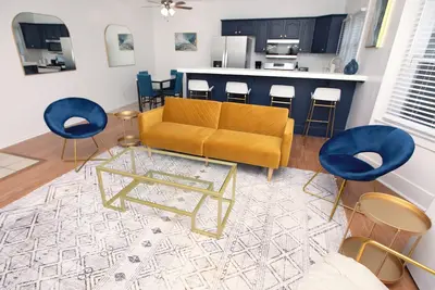 Image de Spacious Downtown Gem w/ Parking