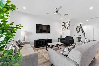 Image de Work and Relax in this Tastefully Furnished Houston Rental! !