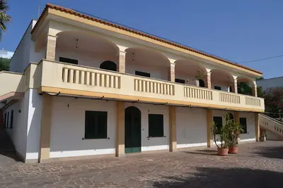 Image de Appartement 'Alba Del Mare' avec vue sur la mer, terrasse privée et jardin partagé
