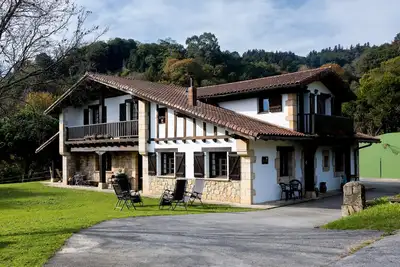 Maison de campagne 'Artizarra' avec vue sur les montagnes, terrasse privée et Wi-Fi