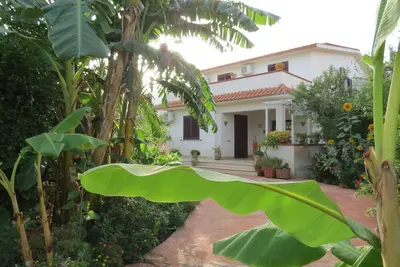 Image de Maison de vacances 'Il Roseto Di Betty E Salvo' avec terrasse privée, Wi-Fi et climatisation