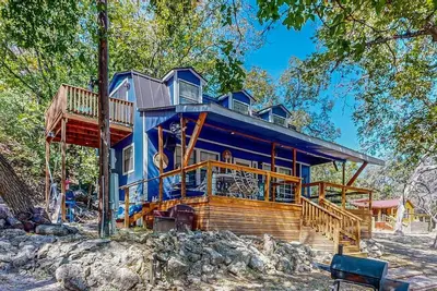 Image de Riverside Retreat with outside dining area, deck and internet