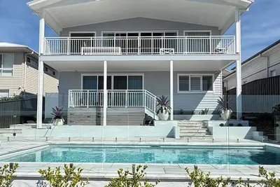 Image de This stylish place to stay is perfect, elegantly finished with ample space.