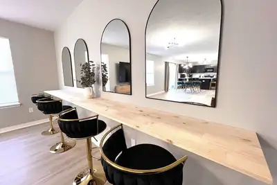 Image de Just 10 Mins to Lucas Oil Stadium, Downtown, and Safe! Host 12+ in spacious home