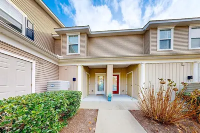 Image de Bayville Shores townhome, Ac, & W/D - pool, gym & tennis court access