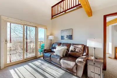 Spacious condo with shared pool & hot tub - great location