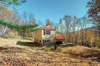 Image de Cozy private cabin, wood stove, w/d, TVs, wifi, deck, close to skiing & golfing