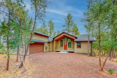 Image de Elegant home with expansive patio and fireplace with golf nearby
