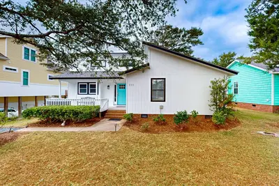 Image de Coastal and modern beach home on Oak Island w/ Central Ac