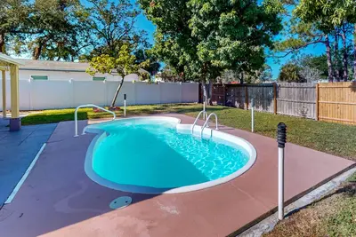 Image de Inviting, Dog Friendly home featuring pool and an excellent central location.