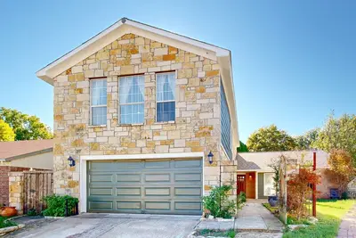 Image de Charming pet-friendly home on cul-de-sac with W\/D, WiFi, and outdoor pizza oven