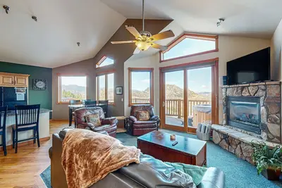 Image de Conveniently located condo with private hot tub & great views