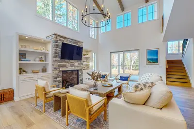 Image de Brand New Luxurious Home, w/ Fire pit, Gas Grill, near Lakes & Trails!