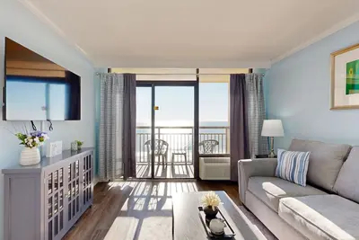 Image de Bright beachfront condo with hot tub, pools, and balcony views of the ocean!