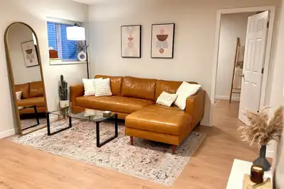 Image de Spacious & bright 2 bedroom suite with full kitchen and in-suite laundry!