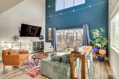Image de < 2 Mi to Dtwn Reno: Luxe MidTown Gem w/ Patio