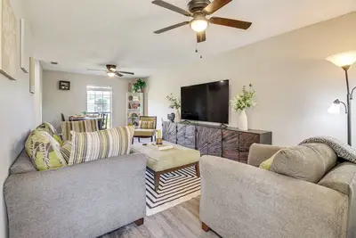 Image de Patio for Al Fresco Dining: Home in Hinesville!