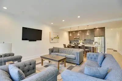 Image de Steps to Dtwn: Spacious Condo in Newport!