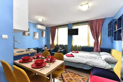 Stylish fully equipped studio with Ac across from the gondola station!