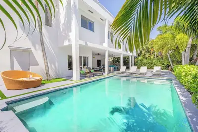 Image de Luxury Waterfront Home 5br-4bth & Pool
