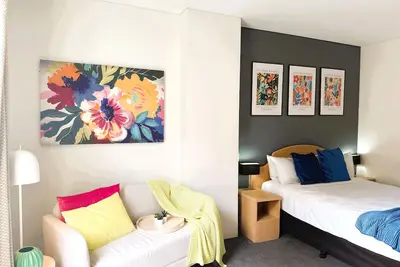 Image de 303 Cheerful City Central Crib Sleeps 2