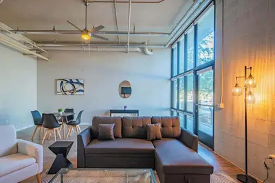 Image de Modern 1bd w/ Sleek Style & Sofa Bed Comfort Sleeps 6