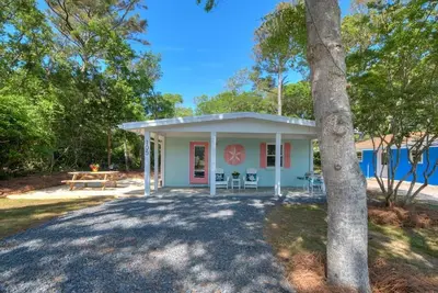 Image de 3 Bedroom 1 Bath House, Walk to the Beach, Shops, Restaurants, Sleeps 7