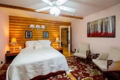 Image de Quarter Horse Inn - Heather Room | Historic Inn | Fireplace | Walk to Downtown & Rail Station