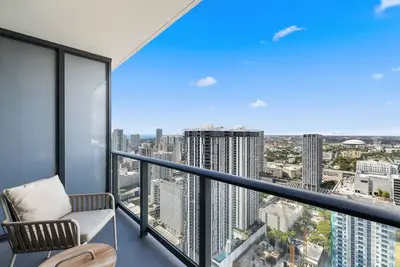 Image de Luxury Condo on 44th Floor | Downtown + Parking