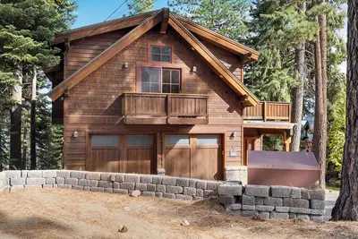 Image de Tahoe Mountain Retreat – Gorgeous 4 Bdr + Apartment w/ Private Hot Tub