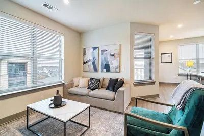 Image de Landing at Bridge at McKinney - 2 Bedrooms in D. . .