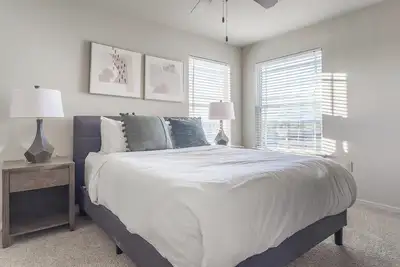 Image de Landing at Scissortail Crossing - 2 Bedrooms in. . .