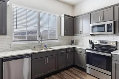 Image de Landing at Stone Lake Townhomes - 3 Bedrooms in. . .