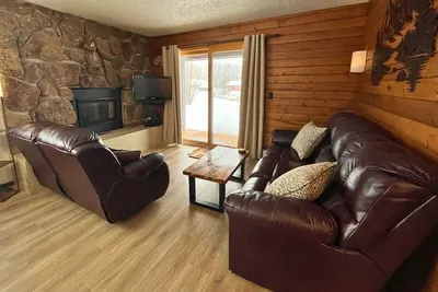 Image de Get away from it all with modern conveniences! Pet friendly with hot tub!