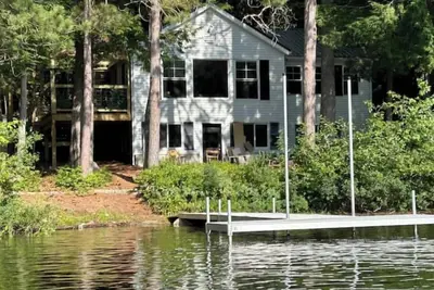 Image de Charming waterfront 3-bedroom house on spring-fed Brettuns Pond