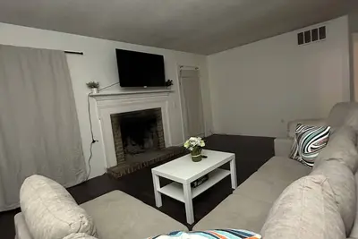 Image de Entire Home - Spacious Near Downtown Raleigh! Home Office + Wifi