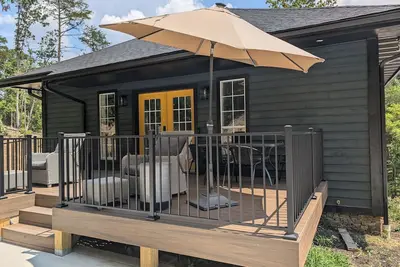 Image de Upscale 2-bedroom house with Fiber Optic Internet and close to the Dragon