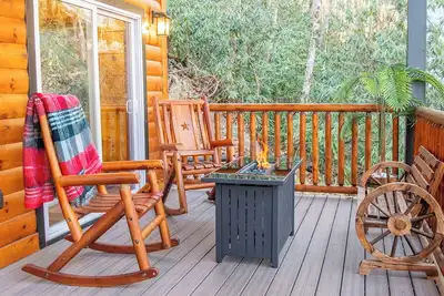 Image de *Gorgeous 3bd Cabin Near Town! Fire Pit + Hot Tub*