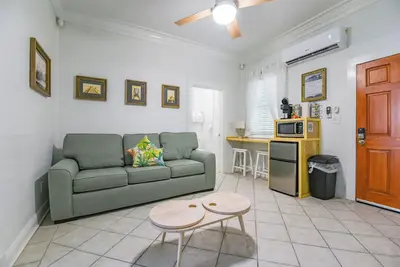 Image de Atocha Cottage at Harbor Walk Hideaways | 2 Blocks From Duval! Shared Pool
