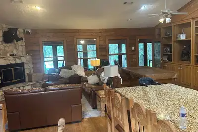 Image de Beautiful Hidden Gem: Texas themed log cabin on 72 acres next to Lbj Grasslands