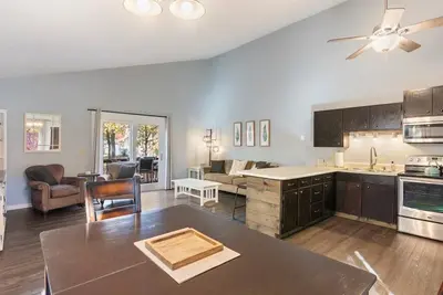 Image de Pinewood Escape in the Heart of Breezy Point